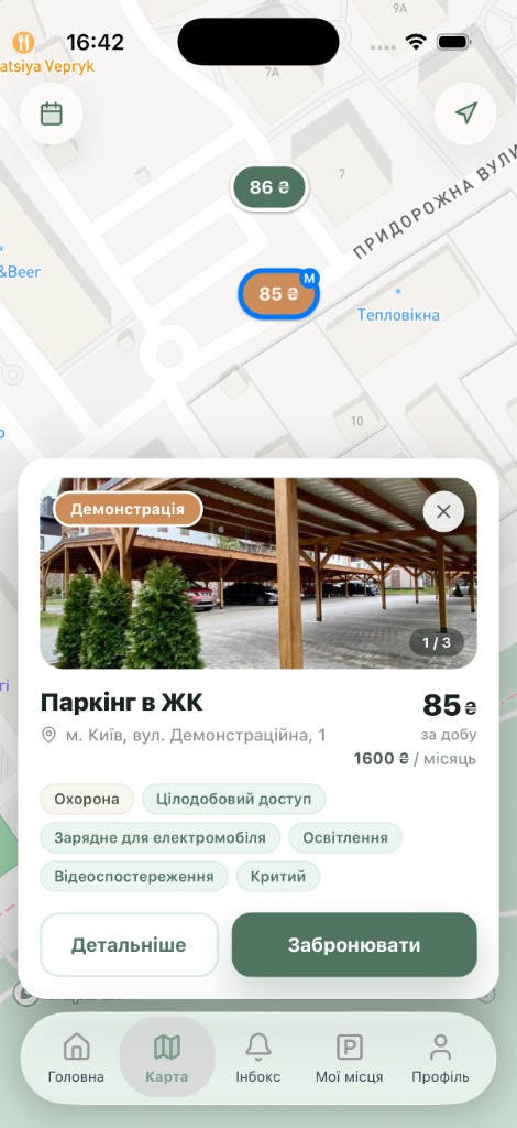 Екран карти ParkMine з доступними паркомісцями